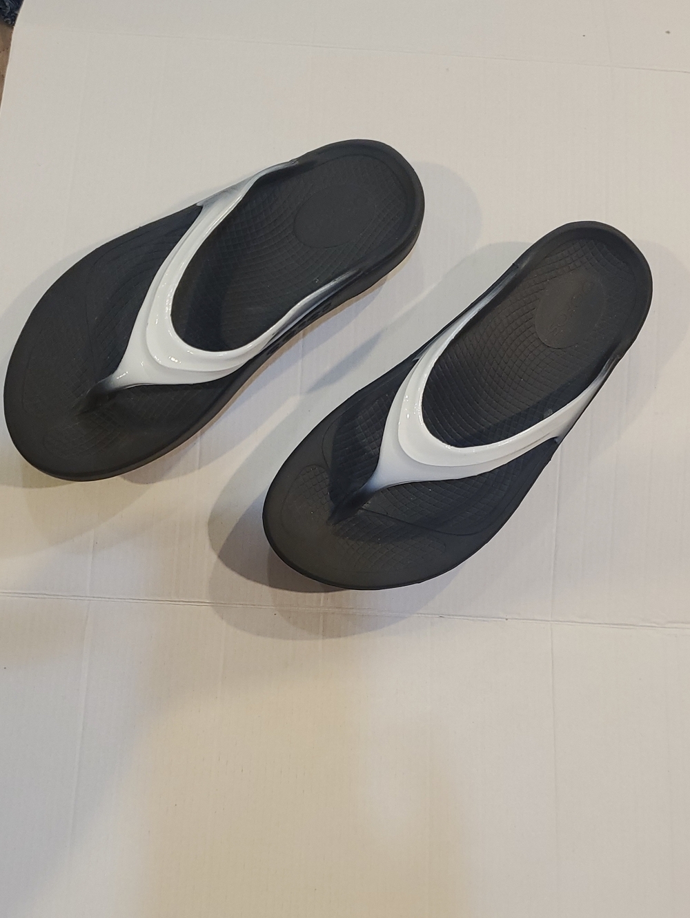 OOFOS Women's Black and White Recovery Sandals Sz 6
